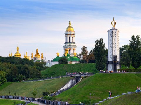 Вид на музей голодомора и лавру